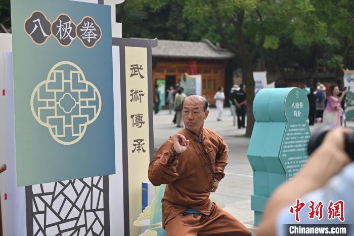 7月14日，甘肅省平涼市崆峒山景區(qū)內，八極拳傳承人展示八極拳。7月13日至14日，“2024年北京體育大學第十五屆國際武術比賽交流大會暨首屆崆峒山國際武術大會”舉行，大會也在崆峒山景區(qū)進行問道崆峒、武術高級研修班、崆峒拜師等系列活動。中新社記者 李亞龍 攝</p>
<p>