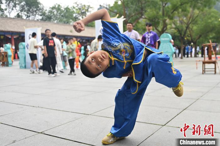 7月14日，甘肅省平涼市崆峒山景區(qū)內，小朋友展示查拳。7月13日至14日，“2024年北京體育大學第十五屆國際武術比賽交流大會暨首屆崆峒山國際武術大會”舉行，大會也在崆峒山景區(qū)進行問道崆峒、武術高級研修班、崆峒拜師等系列活動。中新社記者 李亞龍 攝</p>
<p>