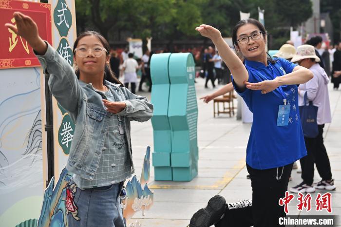 7月14日，甘肅省平涼市崆峒山景區(qū)內，霍氏練手拳傳承人、霍元甲玄孫女霍靜虹(右)教授武術愛好者霍氏練手拳。7月13日至14日，“2024年北京體育大學第十五屆國際武術比賽交流大會暨首屆崆峒山國際武術大會”舉行，大會也在崆峒山景區(qū)進行問道崆峒、武術高級研修班、崆峒拜師等系列活動。中新社記者 李亞龍 攝</p>
<p>