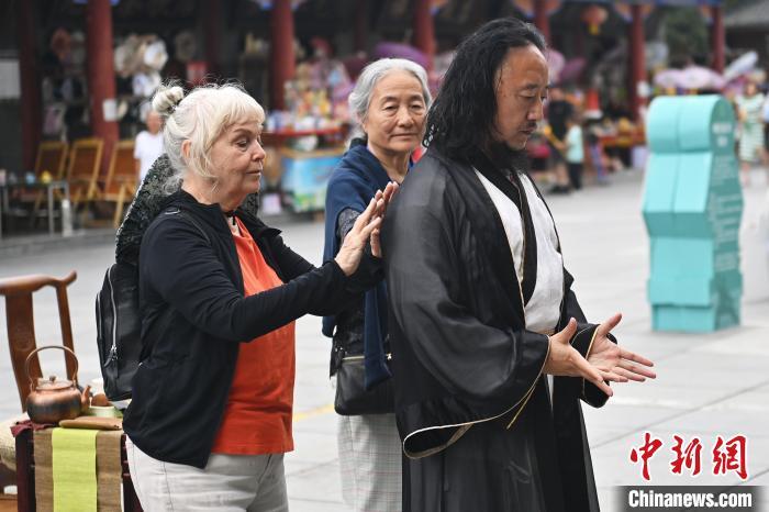 7月14日，甘肅省平涼市崆峒山景區(qū)內，外籍武術愛好者感受青城武術。7月13日至14日，“2024年北京體育大學第十五屆國際武術比賽交流大會暨首屆崆峒山國際武術大會”舉行，大會也在崆峒山景區(qū)進行問道崆峒、武術高級研修班、崆峒拜師等系列活動。中新社記者 李亞龍 攝</p>
<p>