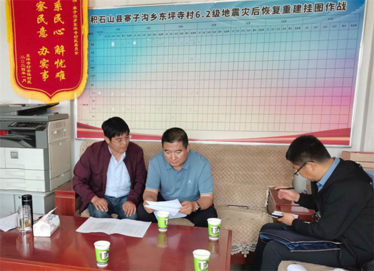 州縣紀委監(jiān)委機關(guān)聯(lián)合督查組對下沉干部 、駐村干部 、包村組長、村干部 “四級”干部履職到崗情況，以及工作日志和民情臺賬、訴求臺賬進行日常監(jiān)督檢查，壓實工作責(zé)任。.jpg