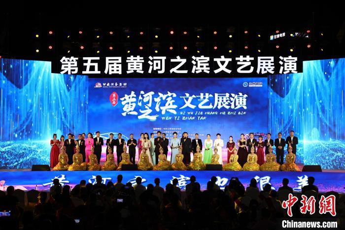 7月19日晚，第五屆黃河之濱文藝展演在蘭州體育文化廣場開幕。張曦予 攝