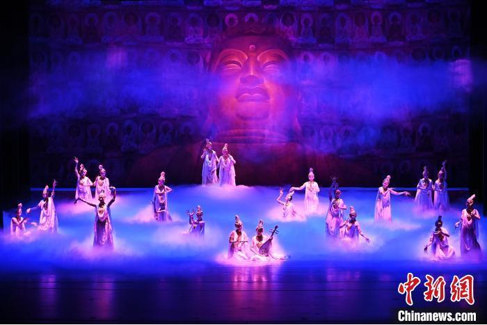 7月18日晚，中國經(jīng)典舞劇《絲路花雨》在甘肅蘭州黃河劇院進(jìn)行演出。中國經(jīng)典舞劇《絲路花雨》迎來45周年，7月17日-8月4日在蘭州開啟為期多天的駐場(chǎng)演出。該舞劇取材于敦煌莫高窟壁畫，集中國霓裳羽衣舞、敦煌舞、印度舞、黑巾舞、波斯馬鈴舞等于一身，自1979年演出至今，該劇先后在40多個(gè)國家和地區(qū)演出近4000場(chǎng)，觀眾550多萬人次。中新社記者 李亞龍 攝</p>
<p>
