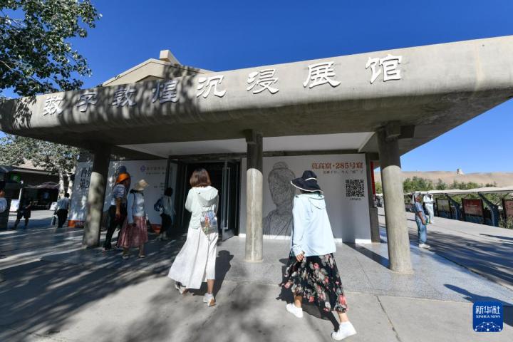 7月22日，游客排隊進入“尋境敦煌——數(shù)字敦煌沉浸展”場館。新華社記者 郎兵兵 攝</p>
<p>