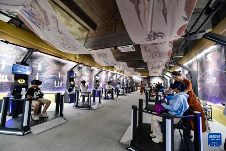 7月22日，游客線下體驗“尋境敦煌——數(shù)字敦煌沉浸展”。新華社記者 郎兵兵 攝</p>
<p>