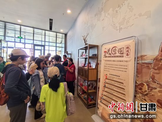 近日，玉門關(guān)遺址景區(qū)開啟了一場精彩紛呈的玉關(guān)詩詞挑戰(zhàn)賽，吸引眾多游人參與其中。玉門關(guān)遺址景區(qū)供圖