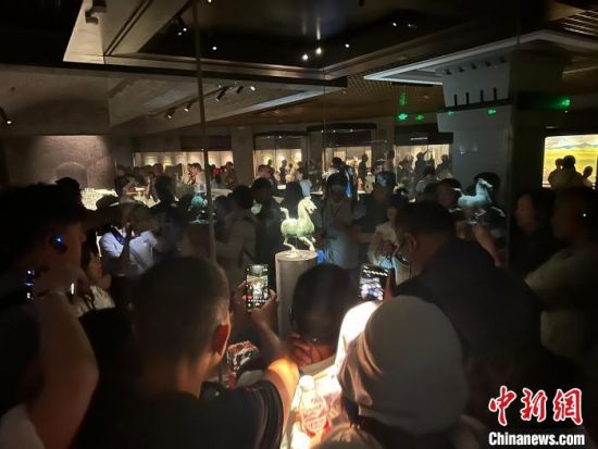8月17日至23日，“濃濃民族情 兩岸一家親”臺灣同胞參訪團甘肅行交流活動在甘肅展開。圖為臺胞參觀甘肅省博物館。中新社記者 閆姣 攝