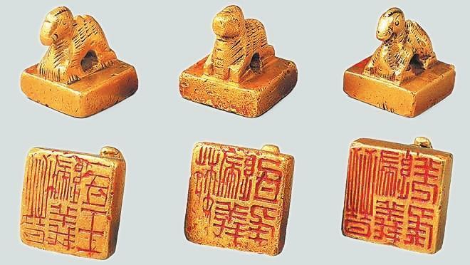 從左至右依次為“晉歸義羌侯”金印、“晉歸義氐王”金印、“魏歸義氐侯”金印