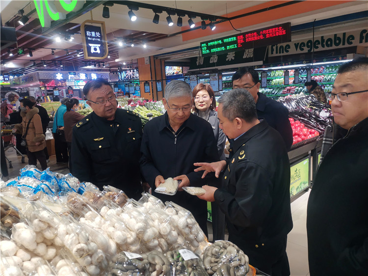 圖為市委常委、市紀(jì)委書記、市監(jiān)委主任張學(xué)勇調(diào)研食品安全責(zé)任包保企業(yè)西部天地商貿(mào)有限責(zé)任公司.jpg